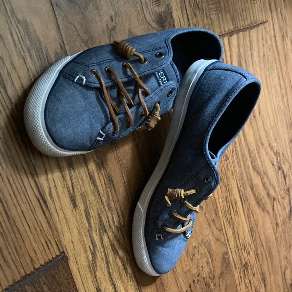 Blue casual Sperry sneakers with leather laces